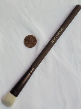 4/25 bundle item. Beauty For Real Concealer Brush